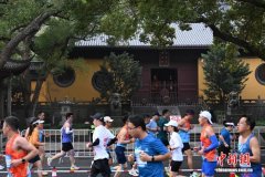 杭州西湖半程马拉松开赛 万名精英跑者竞逐湖光山色间